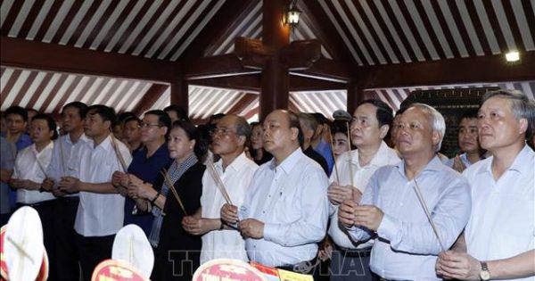 Thủ tướng, Chủ tịch Quốc hội dâng hương tưởng niệm Chủ tịch Hồ Chí Minh