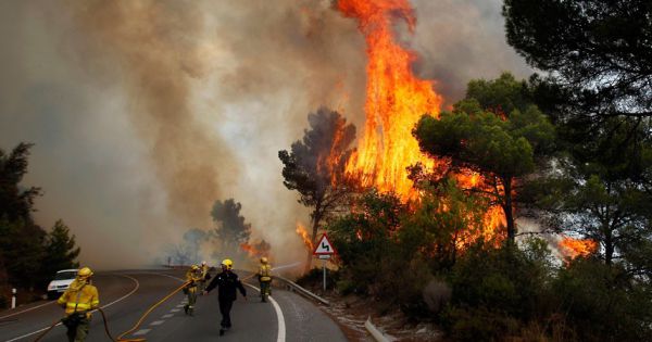 Tây Ban Nha sơ tán 8.000 người dân tại Canary vì cháy rừng