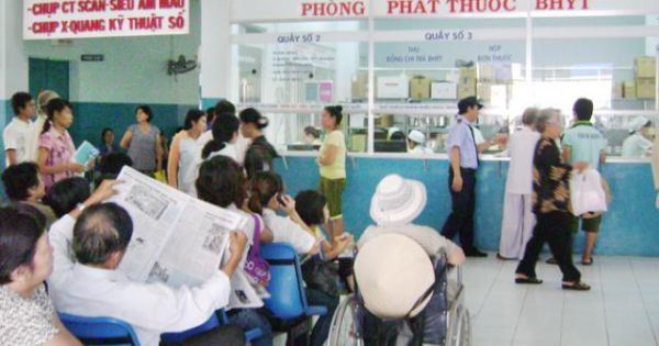 Tăng giá dịch vụ y tế, gánh nặng chồng chất lên người bệnh