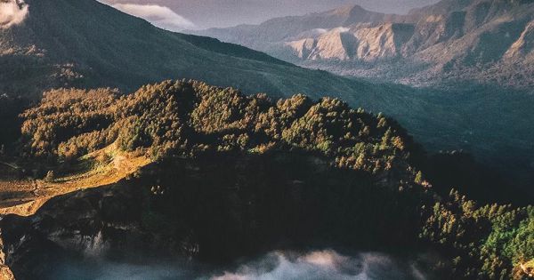 Hồ nước kỳ lạ, thay đổi nhiều màu liên tục trên ngọn núi thiêng