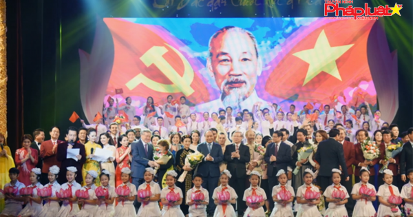 Thủ tướng Chính phủ dự chương trình nghệ thuật 