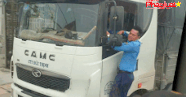 Hải Phòng: Ôtô tải vượt trạm cân dù thanh tra giao thông bám cửa