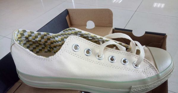 Thu giữ hàng trăm đôi giầy giả mạo nhãn hiệu Converse, Nike