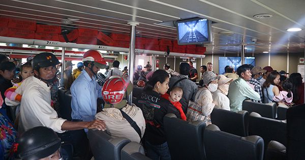 Tàu cao tốc ở Phú Quốc tạm ngưng hoạt động, khách lỡ kế hoạch nghỉ lễ 2-9