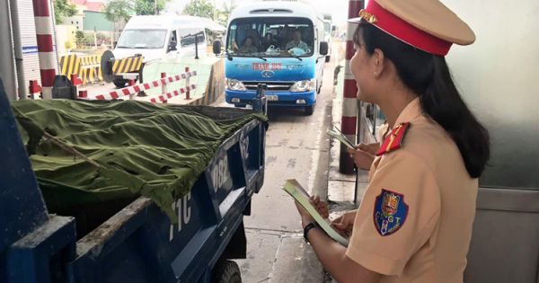 Bến Tre: CSGT phát tờ rơi cảnh báo kẹt xe cầu Rạch Miễu