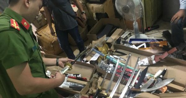 Chặn xe rơ-mooc chở nhiều dao, kiếm và hàng “lậu” vào miền Nam tiêu thụ