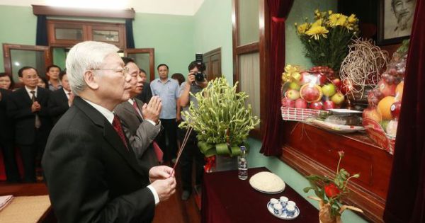 Tổng Bí thư, Chủ tịch nước dâng hương tưởng niệm Chủ tịch Hồ Chí Minh