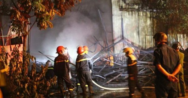 Hà Nội: Xưởng đồ chơi cháy rừng rực trong ngày nghỉ lễ 2/9