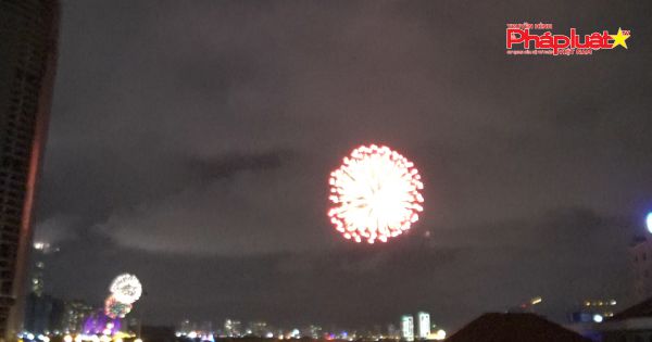 Pháo hoa rực sắc trên bầu trời TP HCM đêm Quốc khánh 2/9