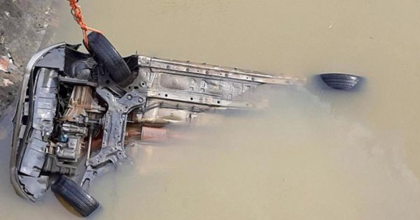 Thanh Hóa: Xe taxi lao xuống sông, tài xế bị nước cuốn trôi