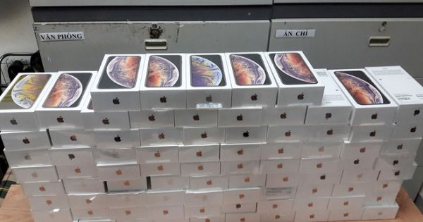 Bắt 1 công chức vụ gần 900 smartphone “lọt” cửa Hải quan Nội Bài