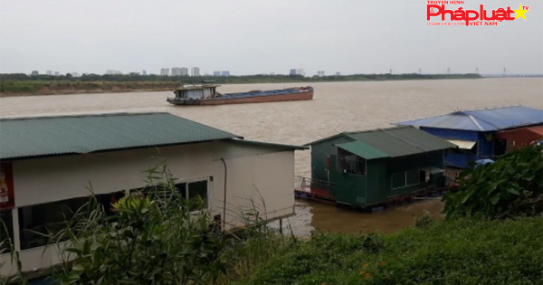 Phạt nhà hàng nổi trái phép trên sông Hồng 60 triệu, yêu cầu di chuyển