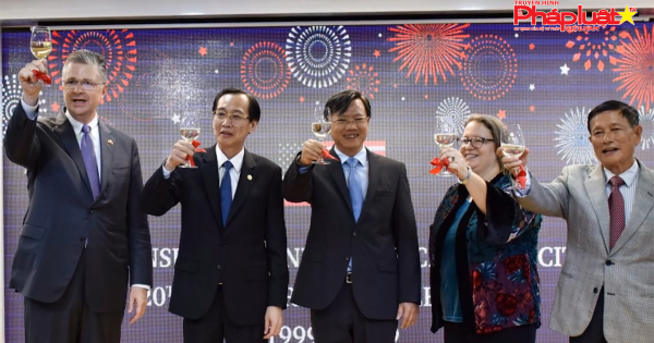 Tổng Lãnh sự Hoa Kỳ tổ chức Lễ Kỷ niệm 20 năm Thành lập