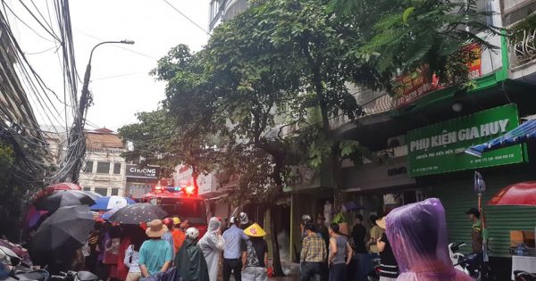 Hà Nội: Biển quảng cáo bốc cháy, lan khắp ngôi nhà 5 tầng, 1 người nguy kịch