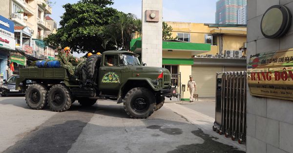 Bộ đội Hoá học đang đưa lực lượng tiến hành tẩy độc kho Công ty Rạng Đông