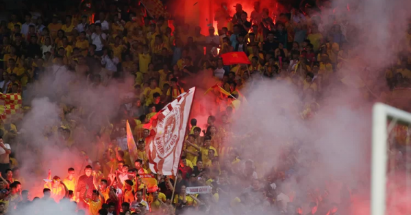 HLV Nam Định Nguyễn Văn Dũng lên án CĐV bắn pháo sáng