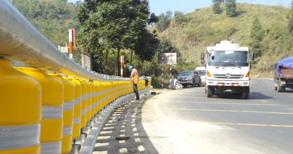 TP.HCM: Lắp đặt hộ lan bánh xoay chống lật xe