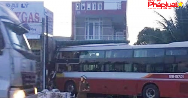 Va chạm với xe tải, xe khách Thành Bưởi đâm vào cửa hàng bán gas