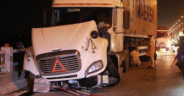 Hà Nội: Lái xe container tông một người rơi xuống sông Hồng đã trình diện