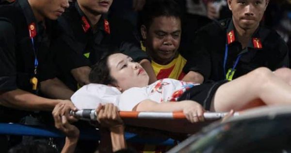 Khởi tố vụ bắn pháo sáng trên sân Hàng Đẫy khiến nữ CĐV trọng thương