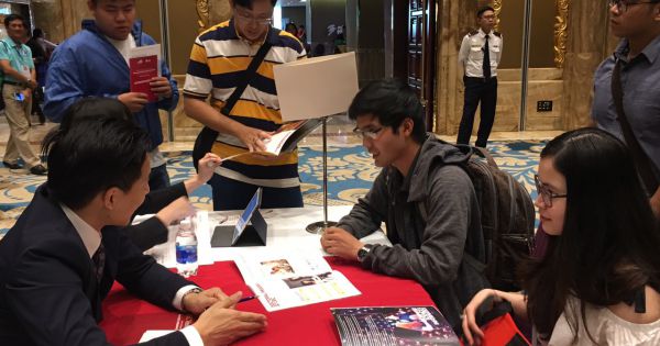 “Triển lãm giáo dục Hoa Kỳ sau đại học” thu hút đông đảo sinh viên Việt Nam tham dự