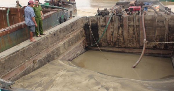 Bắt giữ 3 phương tiện hút cát trộm trên sông Tiền