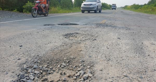 Quốc lộ 4.000 tỉ đồng ở Cà Mau lại xuất hiện hàng loạt ổ gà, ổ voi