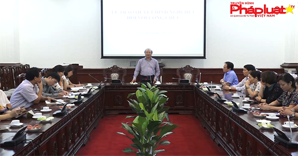 Trao quyết định nghỉ hưu cho Phó tổng biên tập Báo PLVN Đặng Ngọc Luyến