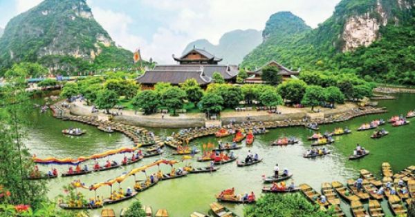 Tháo dỡ phim trường “Kong” trong Quần thể danh thắng Tràng An