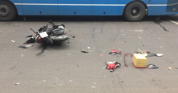 Cô gái vừa hô cướp vừa lao xe trên đường rồi bất ngờ tông thẳng vào xe buýt