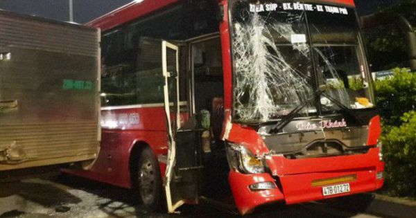 Tai nạn liên hoàn khiến hàng chục hành khách la hét hoảng loạn