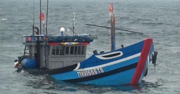 Vượt sóng lớn trong đêm, cứu 11 ngư dân bị nạn trên biển