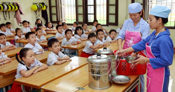 Hàng loạt sự cố về bữa ăn học đường