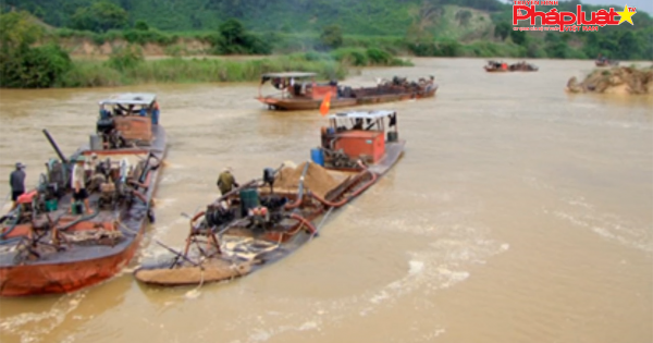 Tỉnh bắt tàu hút cát lậu, huyện 'cấp tốc' xin... thả