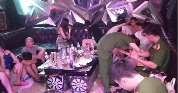 31 thanh niên phê ma túy trong quán karaoke