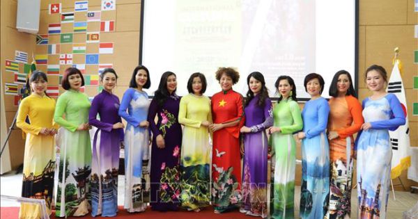 Ấn tượng áo dài Việt Nam trong Ngày hội văn hóa quốc tế tại Nam Phi