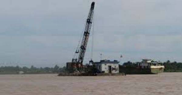 Bắt quả tang phương tiện khai thác cát trái phép trên sông Hậu