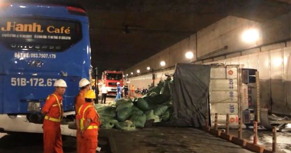 Va chạm kinh hoàng trong hầm Thủ Thiêm, xe tải lật ngang rồi bốc khói nghi ngút