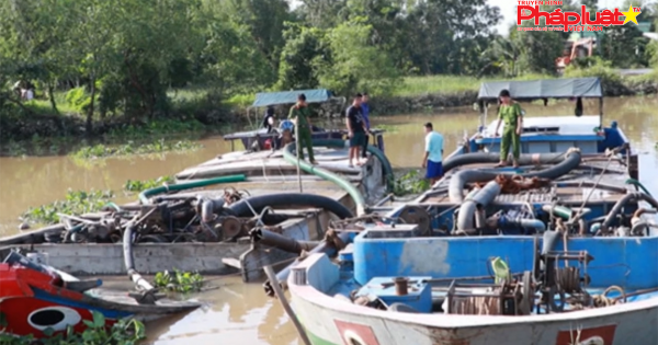 Bắt quả tang 2 phương tiện khai thác cát trái phép trên sông Cổ Chiên