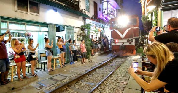 Bộ GTVT đề nghị dẹp điểm chụp ảnh, uống cà phê trong lòng đường sắt