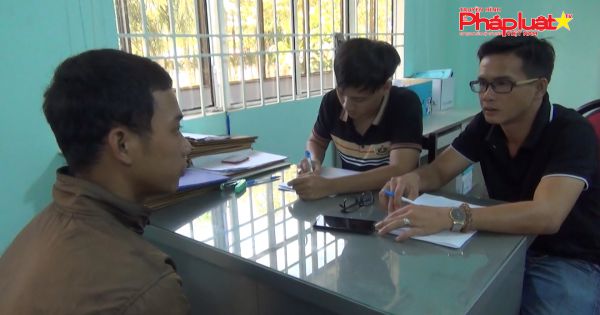 Hai đối tượng dùng dao khống chế tài xế taxi cướp tài sản ra đầu thú