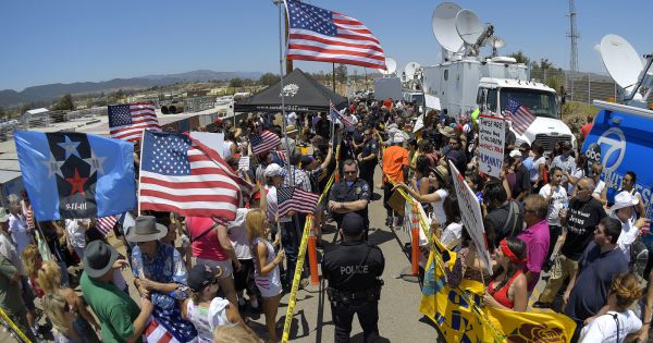 Mỹ sẽ cấm nhập cư người nước ngoài không có bảo hiểm