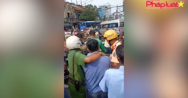 Xô xát sau va quẹt, tài xế xe buýt đâm thanh niên mặc áo GrabBike