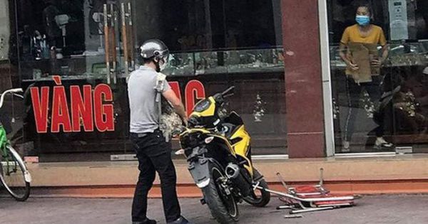 Bịt mặt dùng vật giống súng K54 đe dọa chủ tiệm vàng cướp 200 triệu đồng