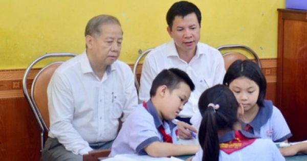 Chủ tịch tỉnh và Giám đốc Sở Giáo dục TT Huế làm học sinh học môn Đạo đức
