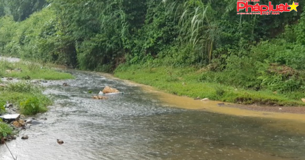 Công an vào cuộc vụ dầu bẩn đổ vào đầu nguồn nước sông Đà