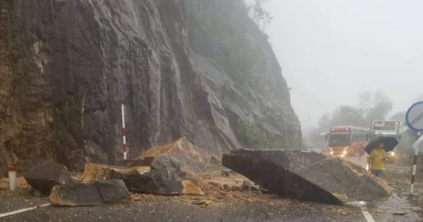 Đá rơi ầm ầm xuống đường, quốc lộ 27C từ Nha Trang đi Đà Lạt ùn tắc dài