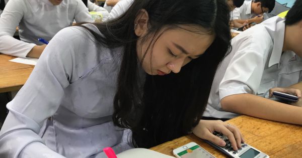 TPHCM: Học sinh làm bài thi trên... điện thoại