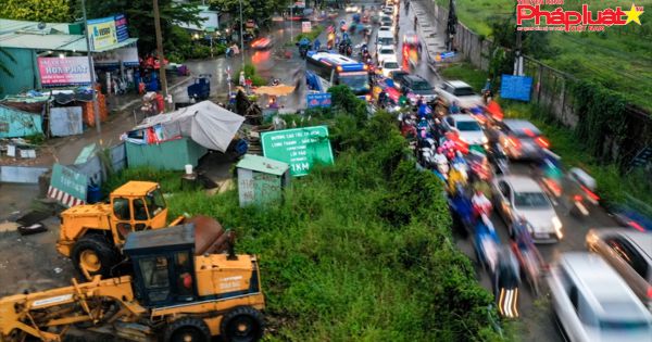 Công trường cầu Nam Lý bị bỏ hoang, chiếm hết đường ở phía đông TP.HCM