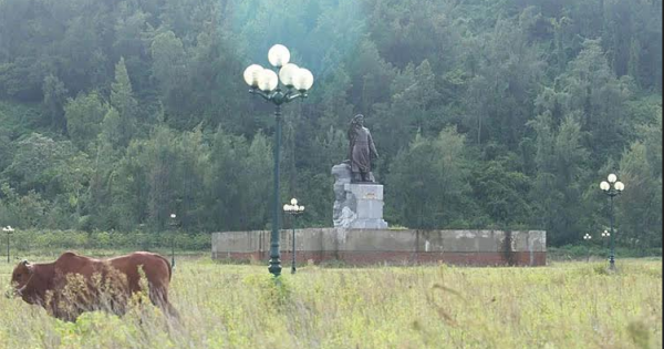 Quảng trường hơn 40 tỷ đồng 'đắp chiếu'